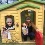 dziec z prezentami od zajączka