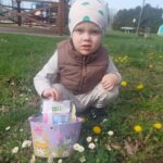 dziec z prezentami od zajączka