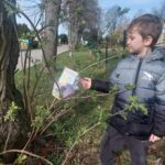 dziec z prezentami od zajączka