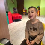 Chłopiec ćwiczy przed lustrem