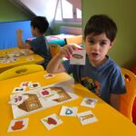 Chłopiec ćwiczy przed lustrem