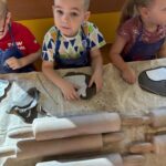 Chłopiec odwzorowuje szablon zajączka na glinie