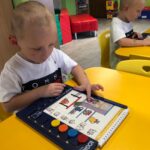 chłopiec opowiada historyjkę