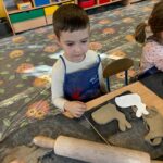 Chłopiec pokazuje zajączka