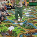 Chłopiec pokonuje trasę