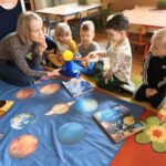 Chłopiec przelicza planety układu słonecznego