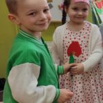 Chłopcy wręczają kwiaty