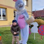 dziec z prezentami od zajączka