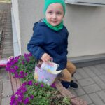 dziec z prezentami od zajączka