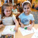 Dziewczynki kolorują obrazek