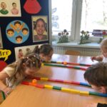 Dzieci bawią się w dmuchanie