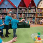 Dzieci bawią się w zabawę ruchową