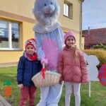 dziec z prezentami od zajączka