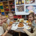 Dzieci degustują przysmaki francuskimi