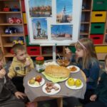 Dzieci degustują przysmaki polskie