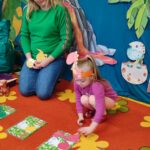 Dzieci dobierają dinozaury z odpowiednim kolorem