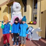 dziec z prezentami od zajączka