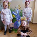 dziec z prezentami od zajączka