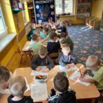 Dzieci kolorują rysunek