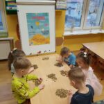 Dzieci liczą monety