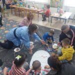 Dzieci-maluja-gigantyczne-jajka