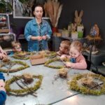 Dzieci mocują za pomocą drucików ozdoby