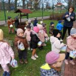 dziec z prezentami od zajączka