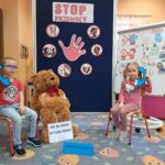 Dzieci odgrywają scenkę pt. Niebieska linia