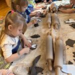 Dzieci odrysowują forme zajączka wykałaczką