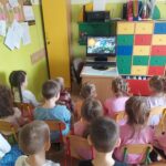 Dzieci oglądają bajkę edukacyjną