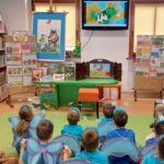 Dzieci oglądają film edukacyjny