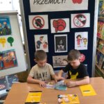 Dzieci oglądają książeczki na temat przeciwdziałania przemocy
