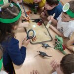 Dzieci oglądają wykopaliska