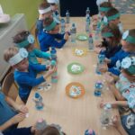 Dzieci ozdabiają butelki wody