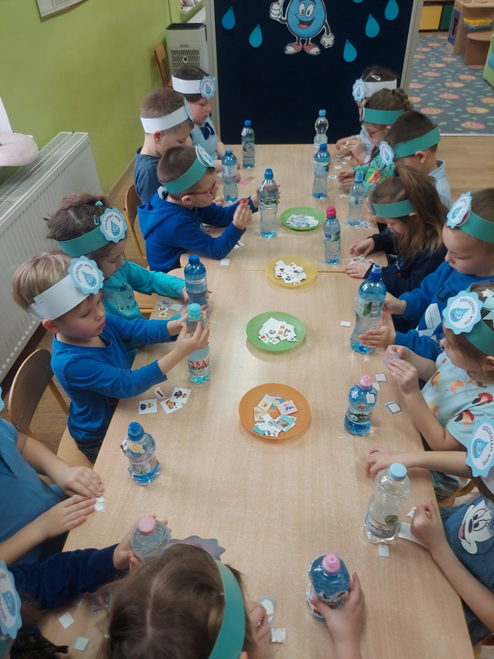 Dzieci ozdabiają butelki wody