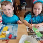 Dzieci ozdabiają zakładki