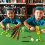 Dzieci ozdabiają zakładki do książek