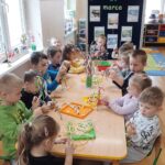 Dzieci podczas strojenia maików