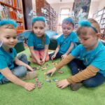 Dzieci podczas układania