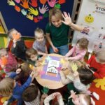 Dzieci pokazują dłoń sybmolizująca stop przemocy