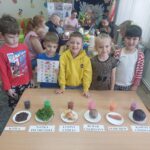 Dzieci-pokazuja-jakimi-warzywaki-kiedys-barwiono-jajka