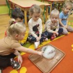 Dzieci poznają historię wyginięcia dinozaurów