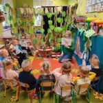 Dzieci poznają różne gatunki dinozaurów