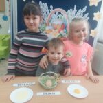 Dzieci-prezentuja-budowe-jajka