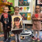 Dzieci prezentują zdjęcie smutnej dziewczynki