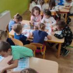 Dzieci przeliczają kropelki