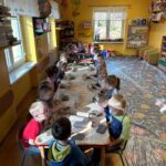 Dzieci przy stoliku wraz z gliną