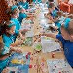 Dzieci robią zakładki