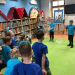 Dzieci rzucają piłeczkam do celu