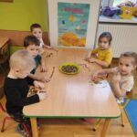 Dzieci segregują monety